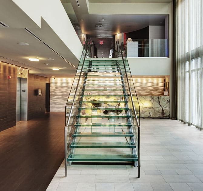 Escalier en verre dans le hall d'un hôtel