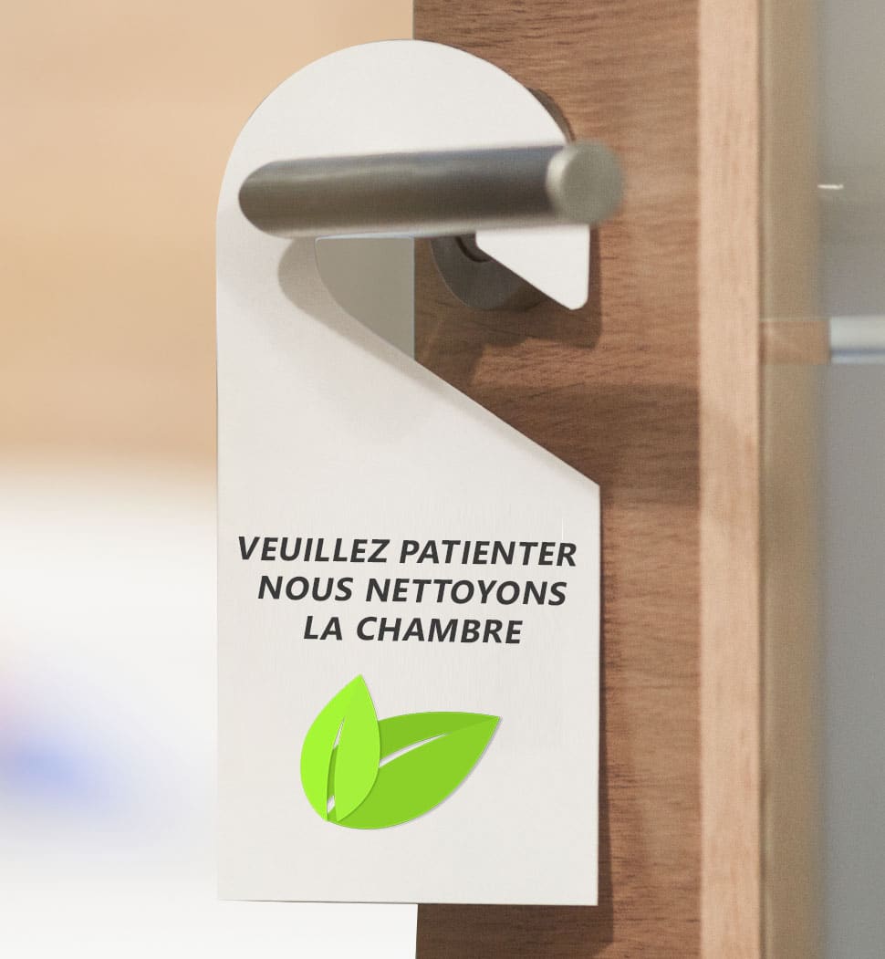 une porte avec un panneau Nettoyage en cours